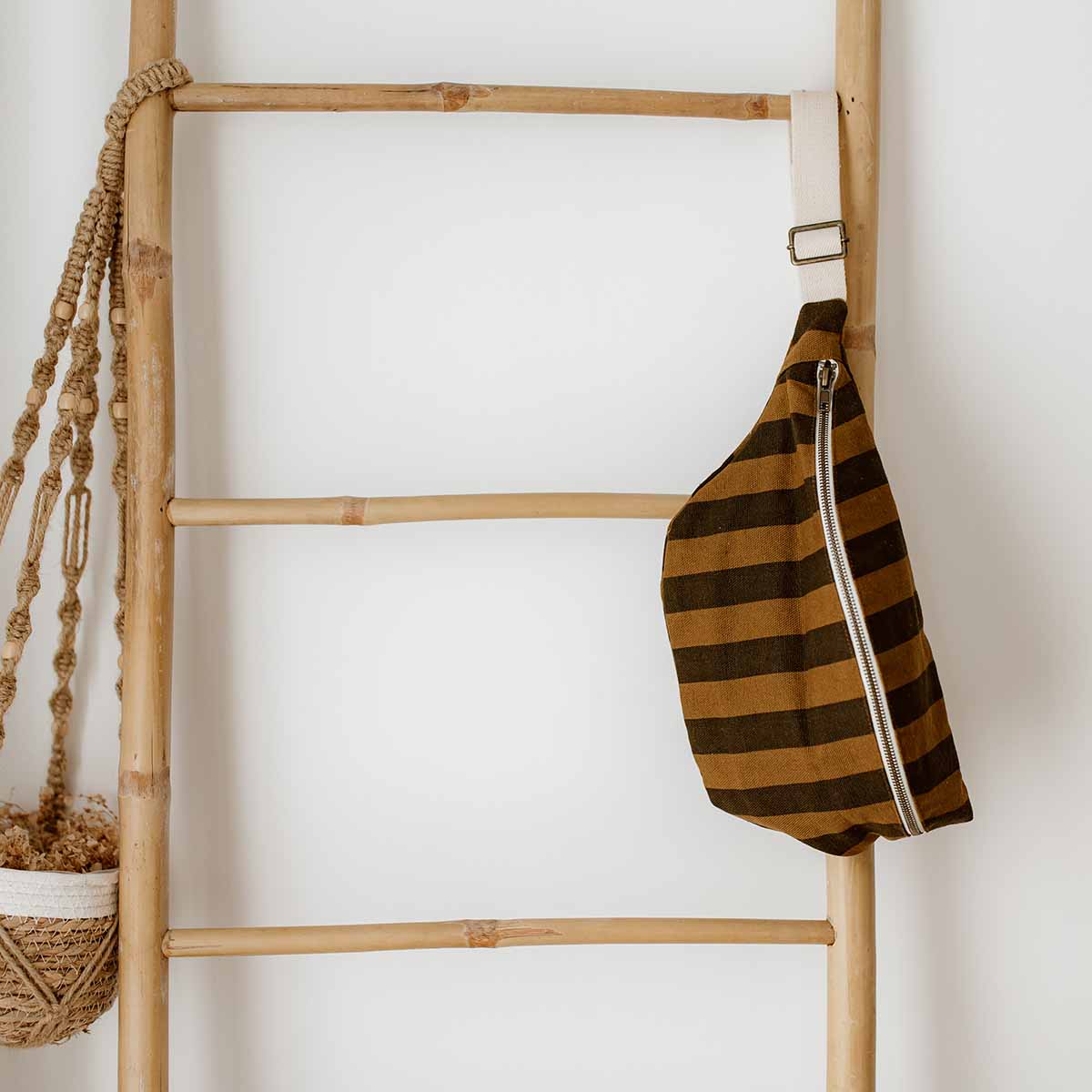 WOMEN BUM BAG STRIPES CUMIN AND BLACK: CUMIN / SCRATCH