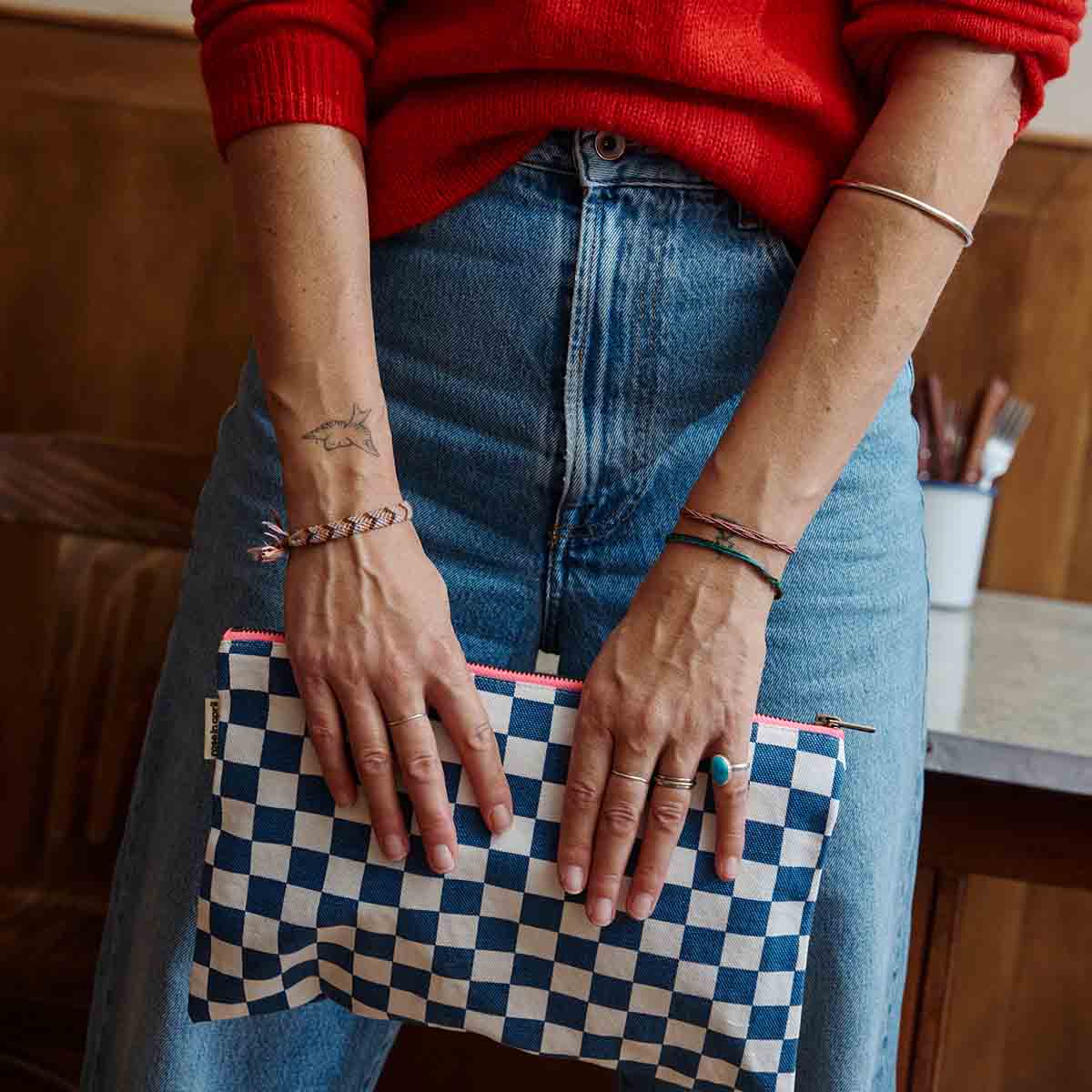 LILI FLAT POUCH CHECKERBOARD ECRU / NAVY BLUE