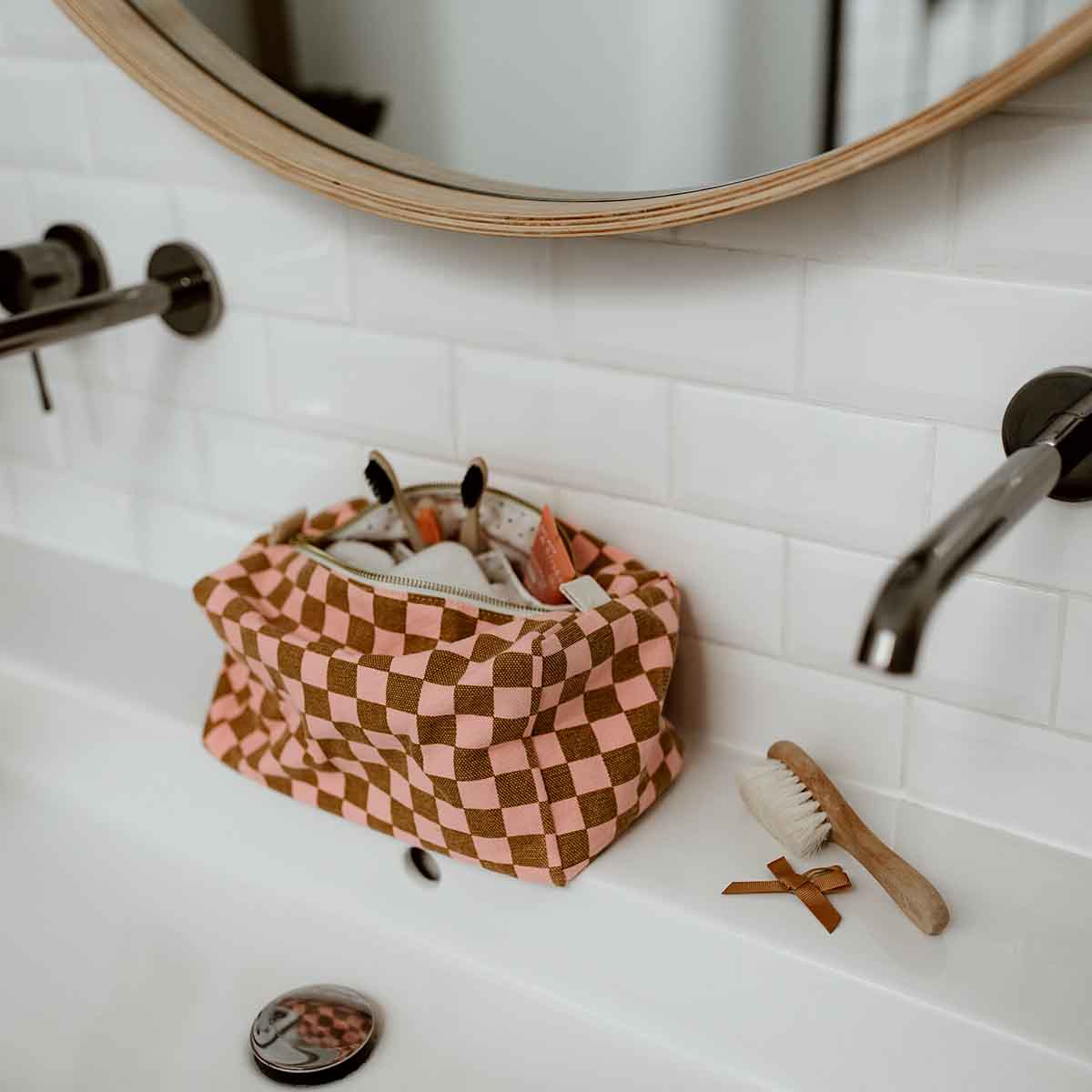 VIC TOILETRY BAG CHECKERBOARD STRAWBERRY